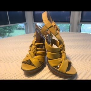 👛 Yellow sling back heels